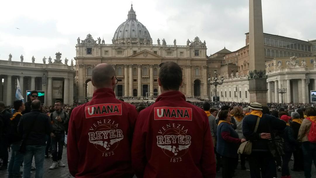 La Reyer Venezia al gran completo ha partecipato all&#39;udienza del mercoled di Papa Francesco in Piazza San Pietro a Roma (foto: Ufficio Stampa Reyer)
